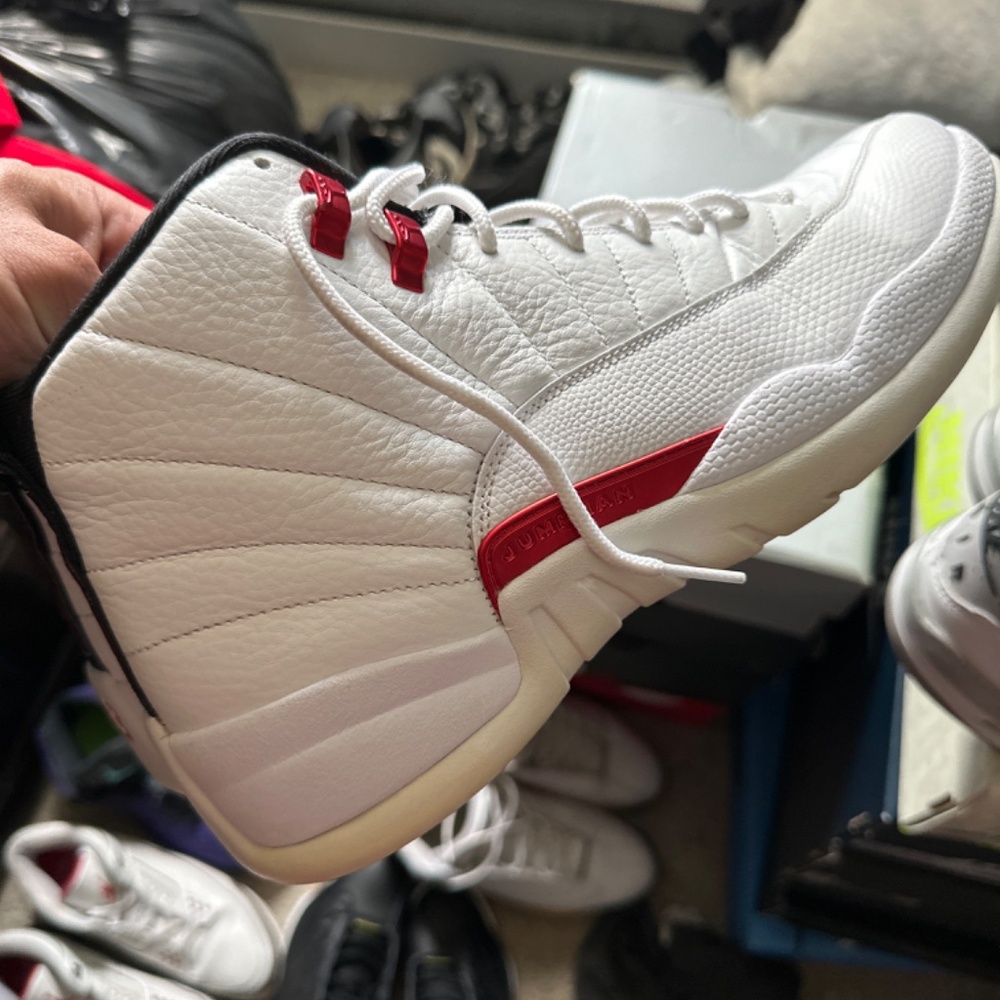 Jordan 12 - Picture 2 of 4